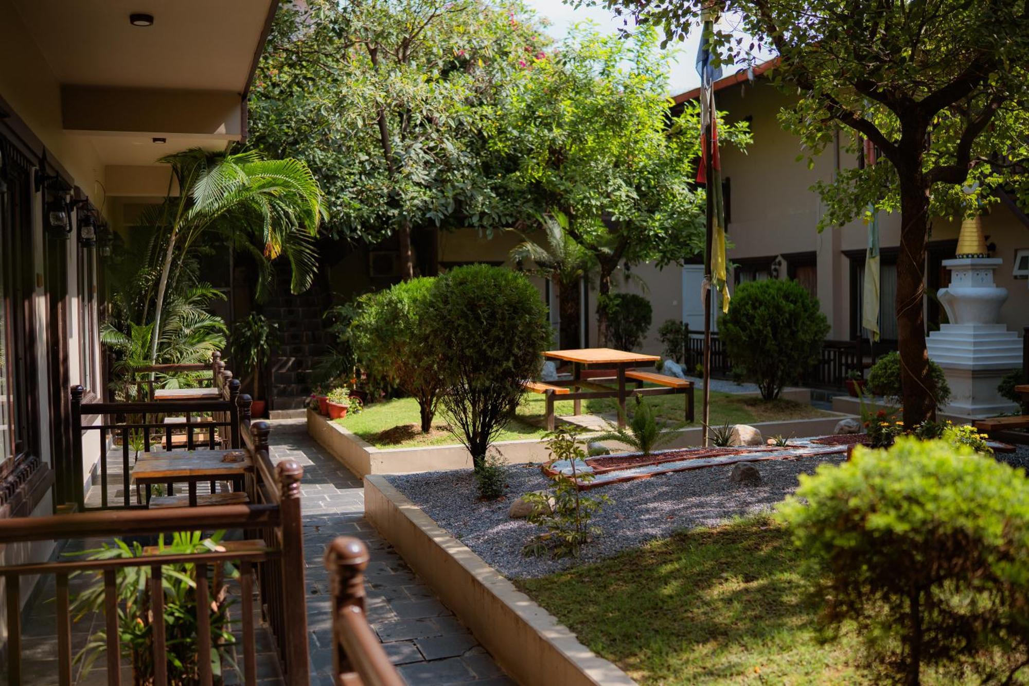 Busy Bee Resort, Pokhara Exteriör bild